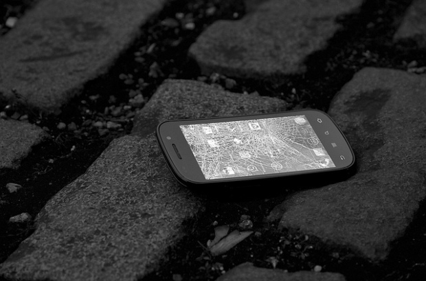 Smartphone com a tela quebrada ( Imagem do Flickr - Charles Harley )