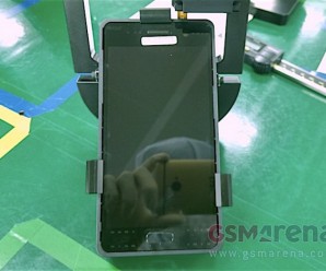 Uma foto do Samsung Galaxy S7 aparece em uma máquina de testes